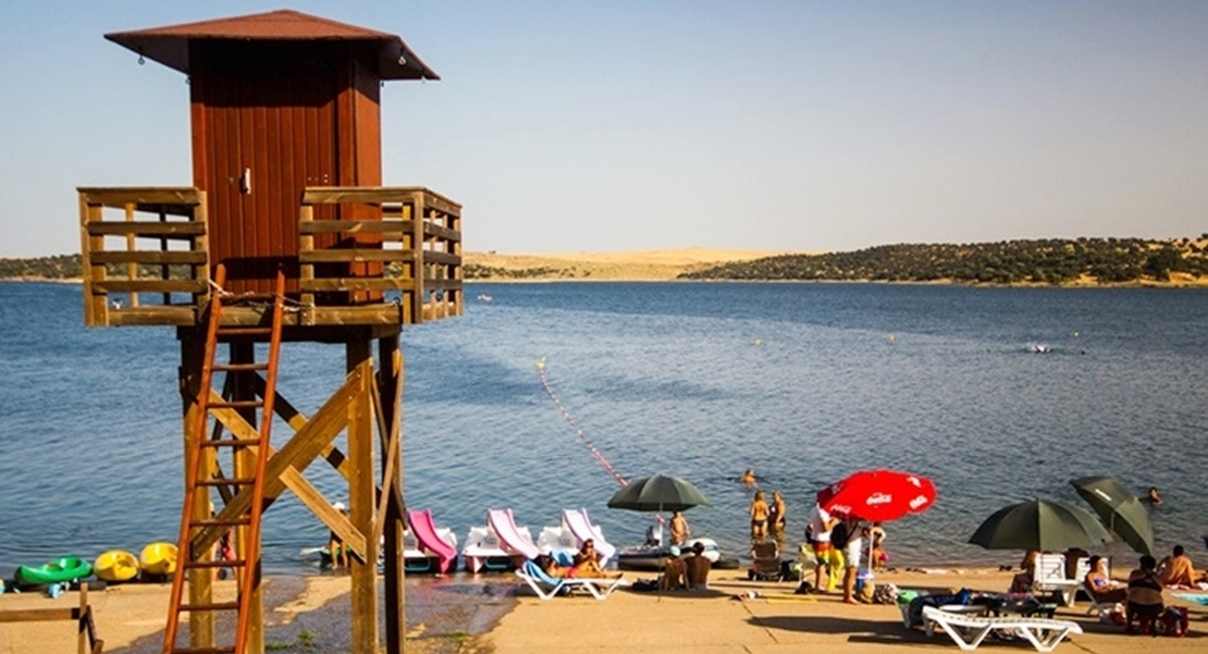 Las playas de Orellana y Cheles revalidan bandera azul este año 2020