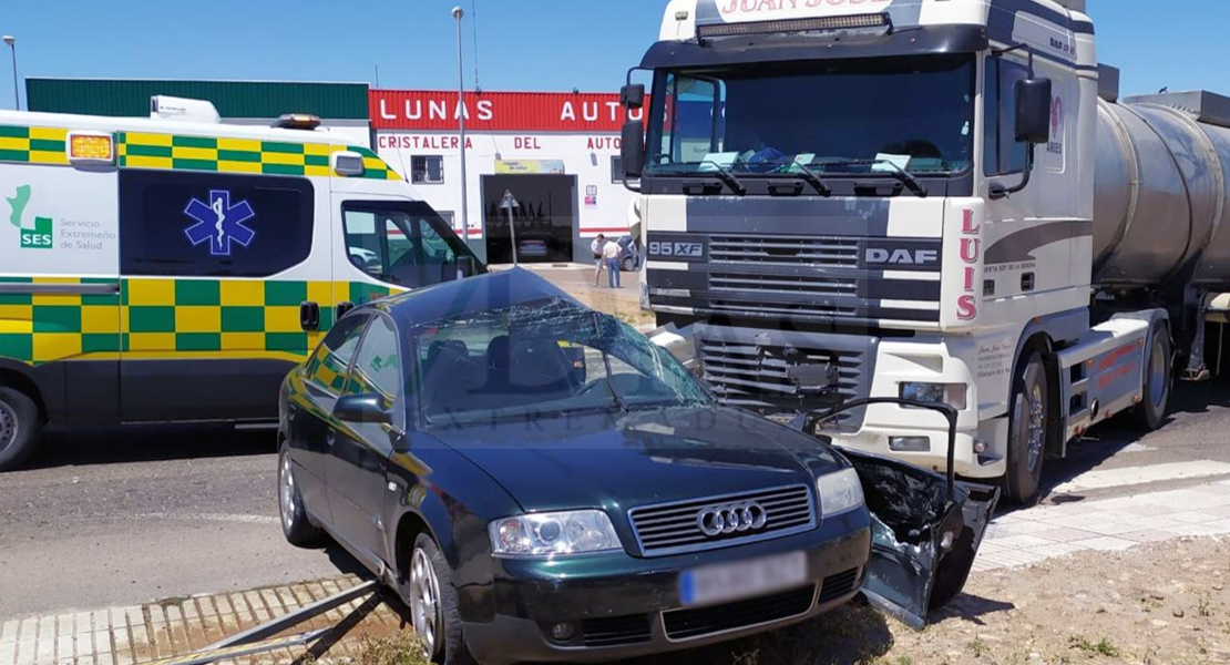 Una colisión entre un camión y un turismo deja varios heridos en Don Benito