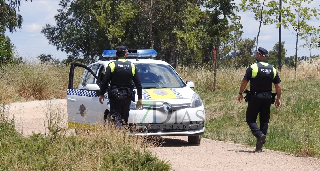 La Policía Local asiste a un joven semiinconsciente en Badajoz