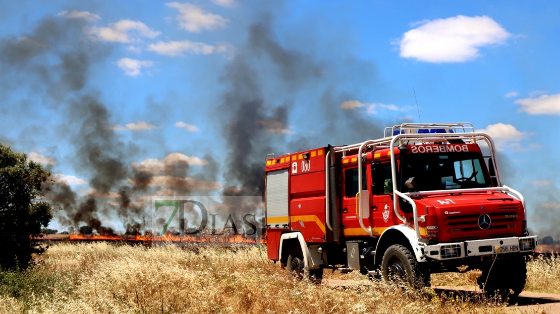 Grave incendio forestal entre Badajoz y Valdebótoa