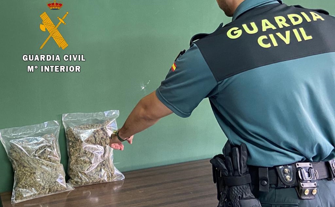 Arroja droga por la ventana e intenta huir de la Guardia Civil en la provincia de Cáceres