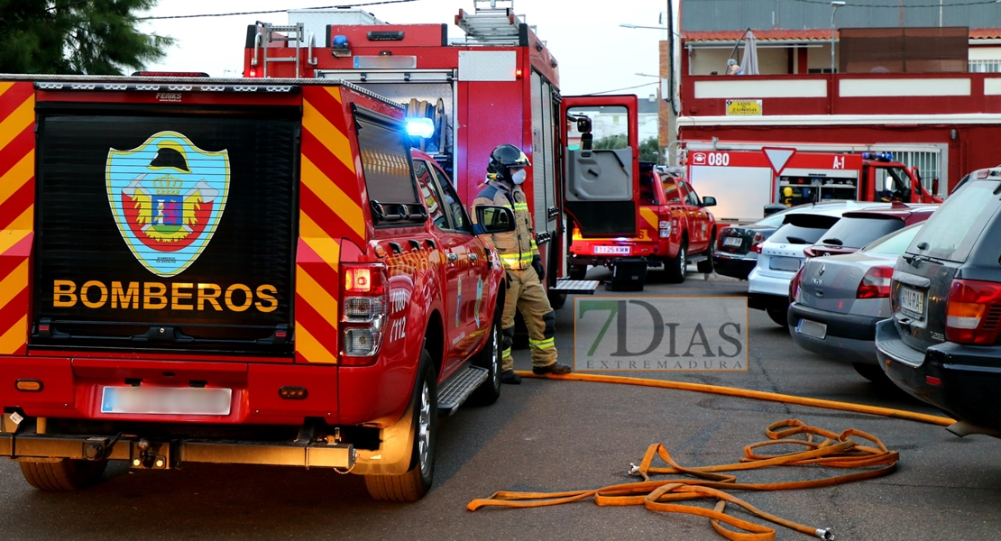 Una vivienda de San Roque queda calcinada tras un incendio