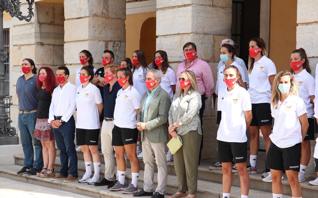 El alcalde recibe a la plantilla del Santa Teresa en el Ayuntamiento pacense