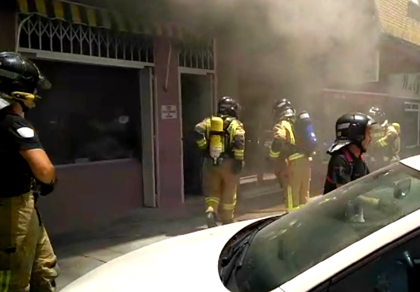 Un incendio afecta a varios establecimientos comerciales en San Fernando (Badajoz)