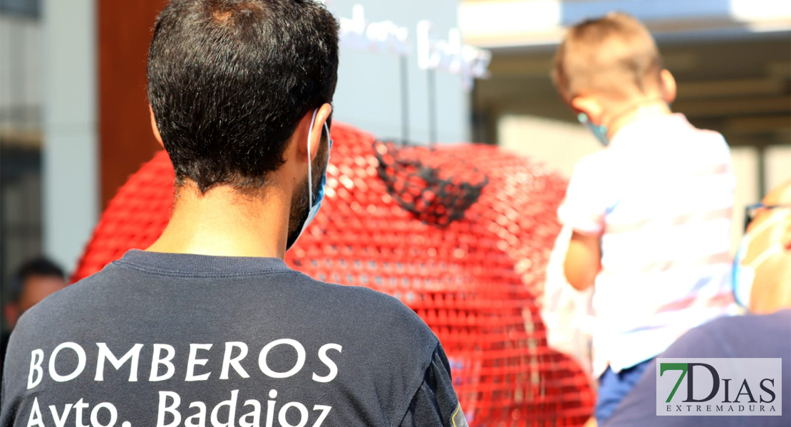 El corazón más solidario de los Bomberos de Badajoz ya está en el CC El Faro