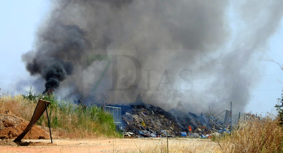 Los Bomberos actúan en un incendio en un centro de reciclaje en la pedanía pacense de Gévora