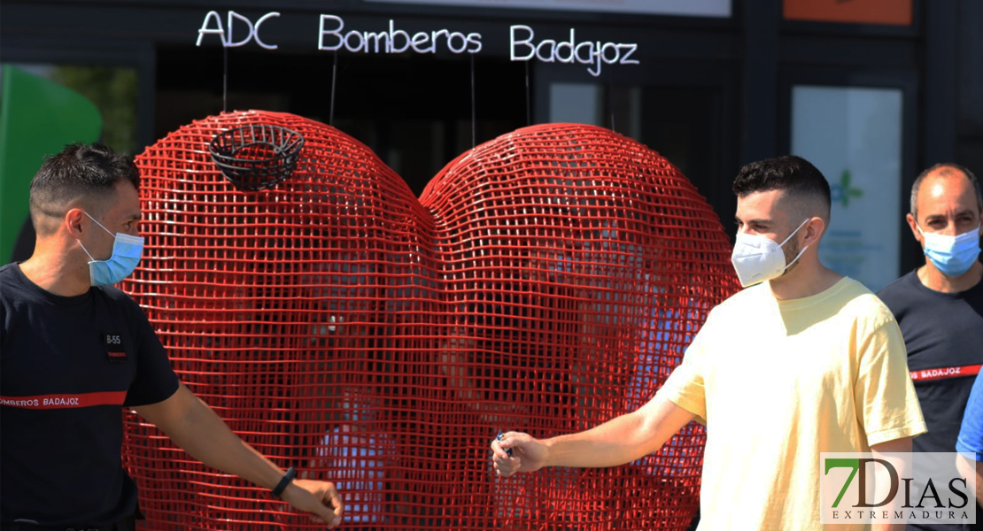 El corazón más solidario de los Bomberos de Badajoz ya está en el CC El Faro