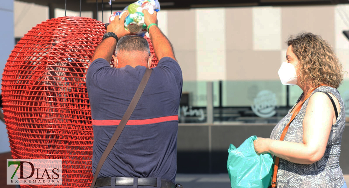 El corazón más solidario de los Bomberos de Badajoz ya está en el CC El Faro