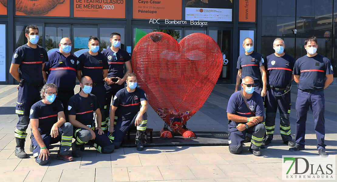 El corazón más solidario de los Bomberos de Badajoz ya está en el CC El Faro