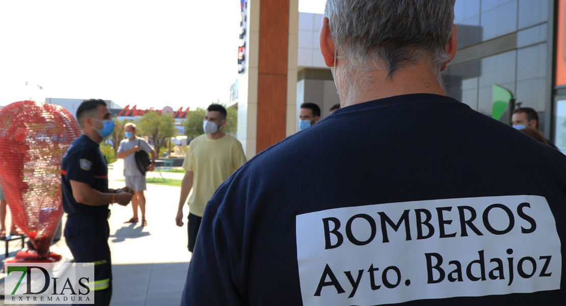 El corazón más solidario de los Bomberos de Badajoz ya está en el CC El Faro