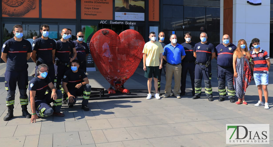 El corazón más solidario de los Bomberos de Badajoz ya está en el CC El Faro