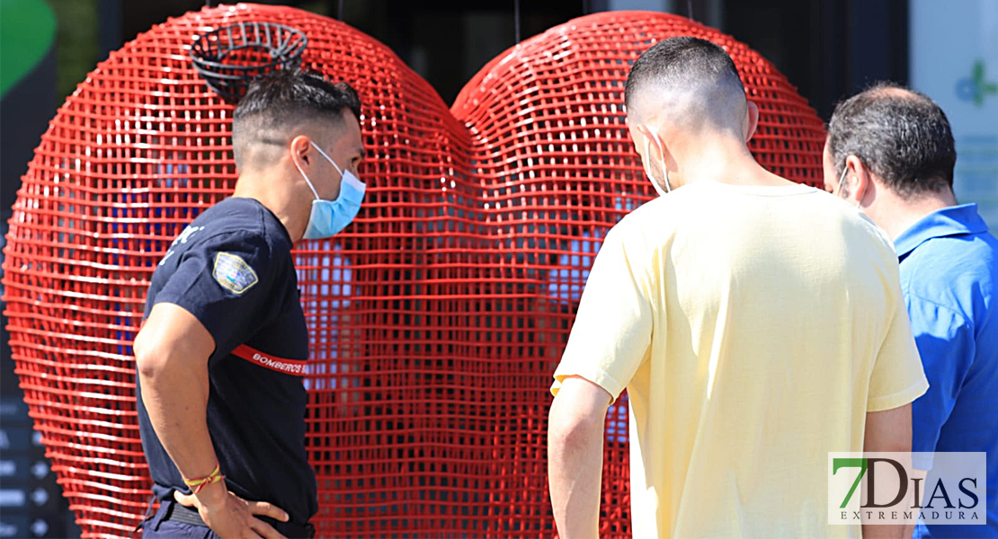 El corazón más solidario de los Bomberos de Badajoz ya está en el CC El Faro