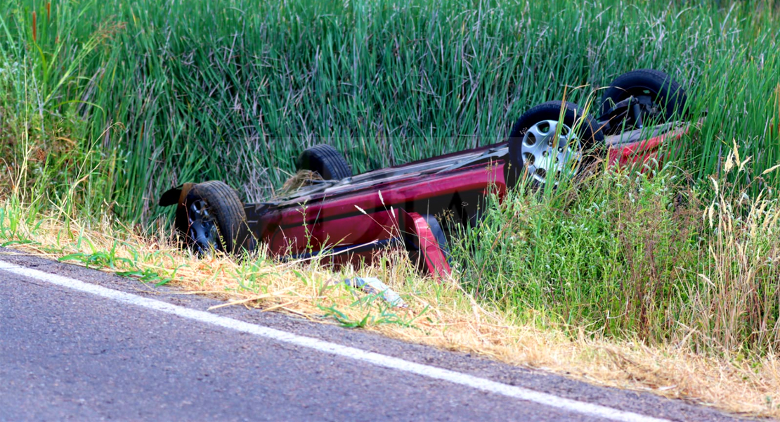 Agentes de la Guardia Civil lo rescatan con vida tras accidentarse en la EX-209 (Badajoz)