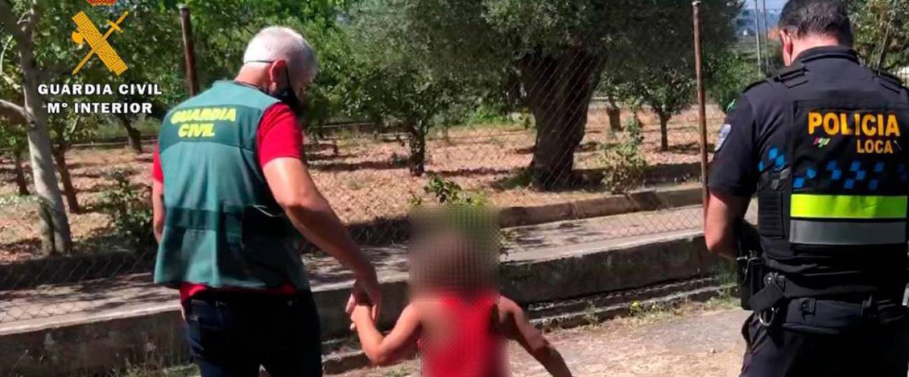 La Guardia Civil rescata a una niña abandonada en mitad de la carretera