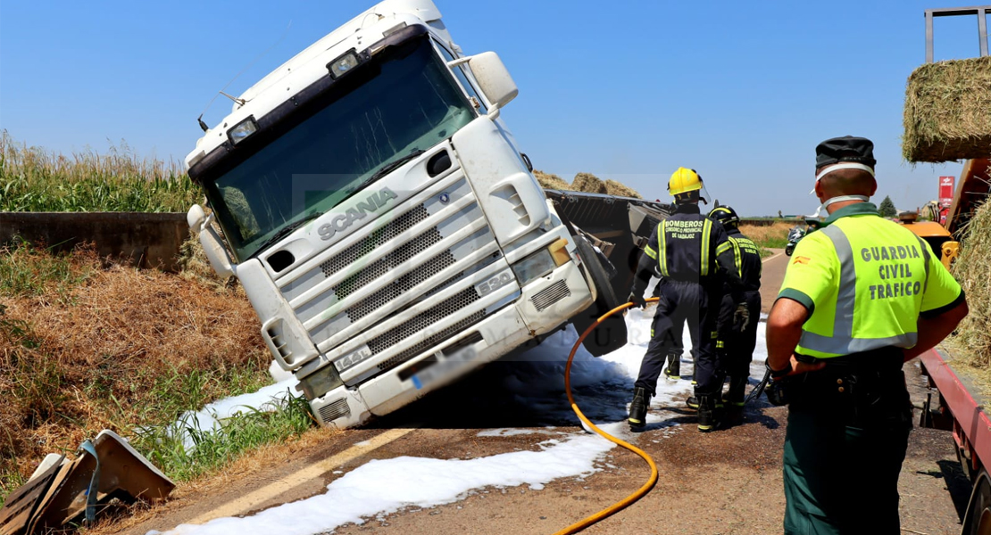 Un tráiler acaba en la cuneta a la altura de Pueblonuevo del Guadiana (Badajoz)