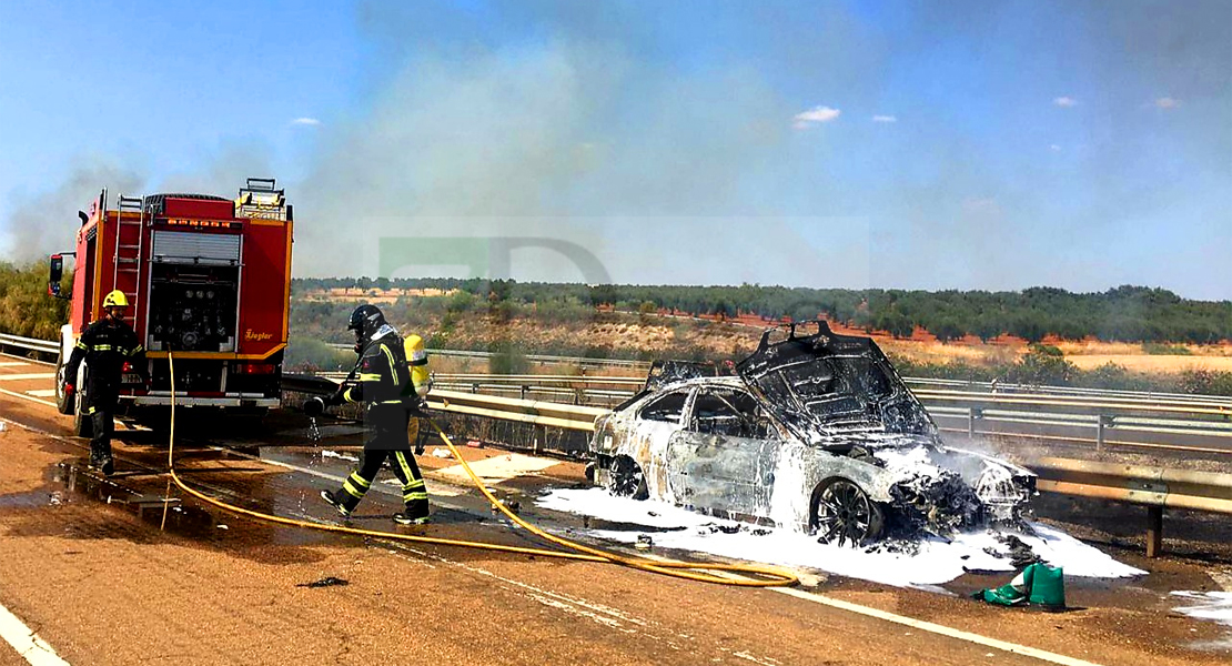 Un incendio calcina un vehículo en la N-630 (Badajoz)