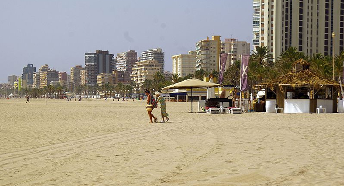 Detienen a un hombre por exhibicionismo frente a cuatro niñas en una playa española