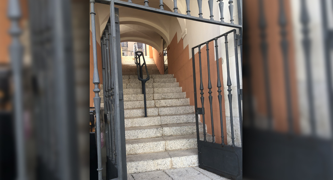 Se abren las escaleras que conectan la plaza de las Piñuelas con la calle Gran Vía (Cáceres)