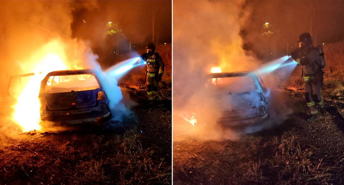 Los Bomberos de Badajoz actúan en un incendio de vehículo durante la madrugada