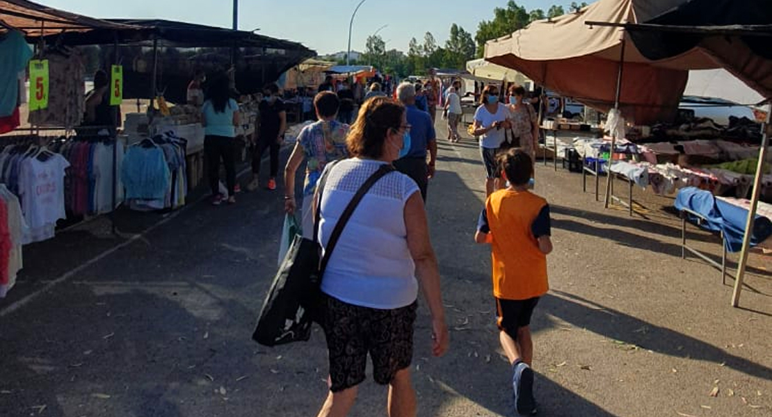 La Policía denuncia varios puestos del Mercadillo de Mérida por no limpiar su zona