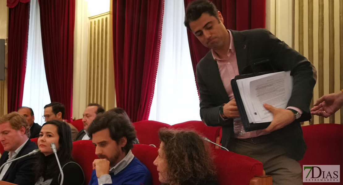 La justicia frena la expulsión de Vélez de VOX en el Ayuntamiento de Badajoz