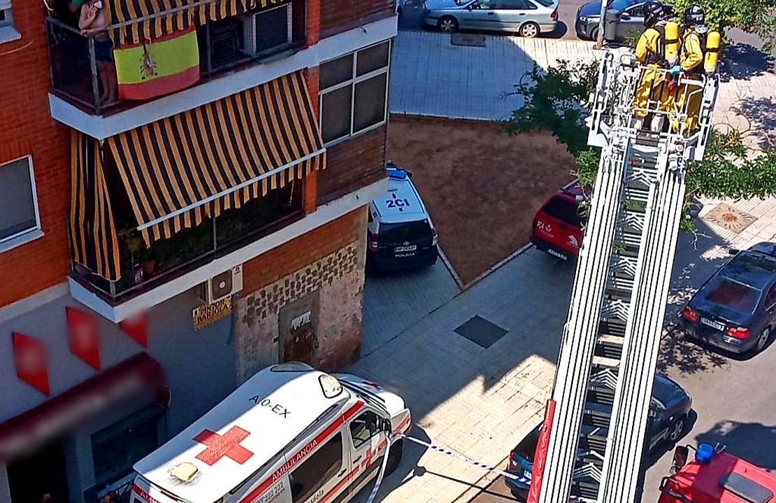 Los Bomberos de Badajoz hallan el cadáver de una persona tras acceder a su vivienda