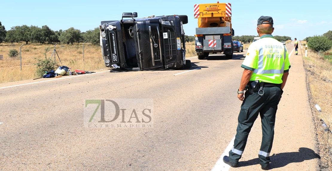 Corte en la carretera Cáceres/Badajoz por el vuelco de un tráiler