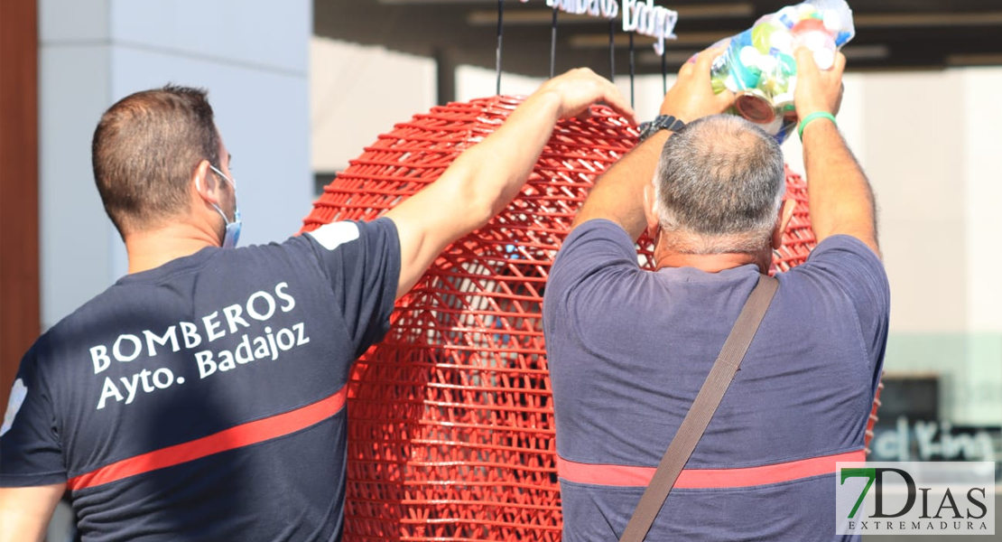 El corazón más solidario de los Bomberos de Badajoz ya está en el CC El Faro