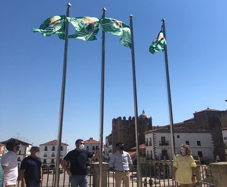 El Ayuntamiento invita a los cacereños a teñir la ciudad de verde