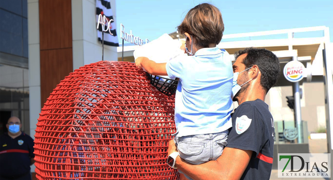 El corazón más solidario de los Bomberos de Badajoz ya está en el CC El Faro