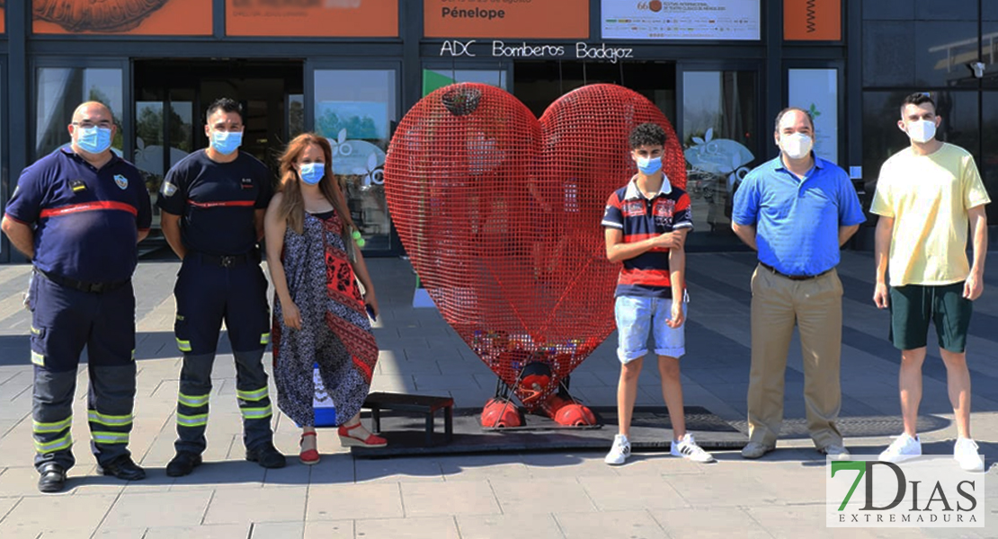 El corazón más solidario de los Bomberos de Badajoz ya está en el CC El Faro