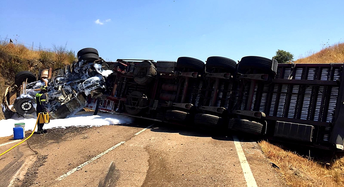 Cortan la carretera EX-110 tras accidentarse un tráiler