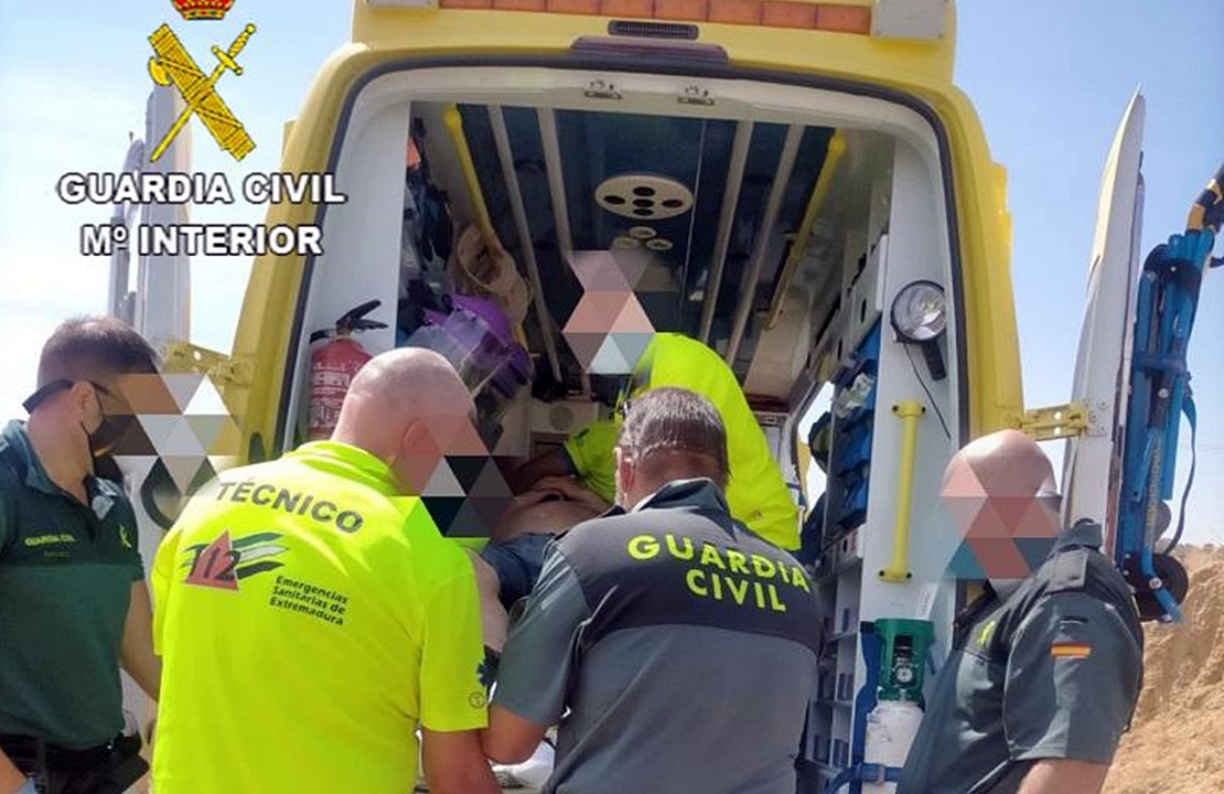 La Guardia Civil rescata a un hombre tras caerle dos depósitos con 1.000 litros de agua
