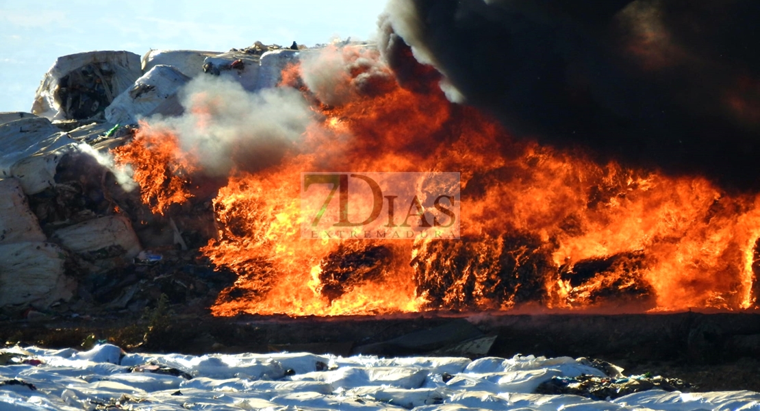 Incendio en el vertedero de Badajoz