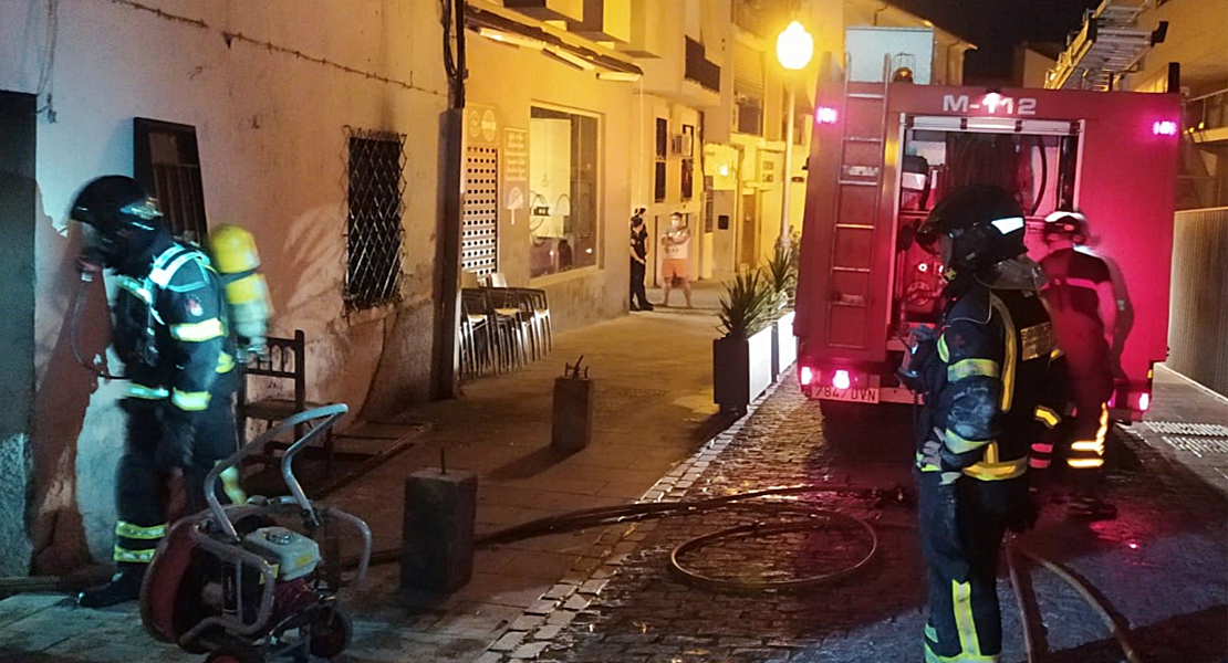Bomberos del CPEI rescatan a una mujer de entre las llamas en Mérida