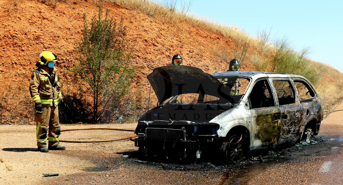Un conductor escapa de un incendio que calcina su coche en la carretera BA-022 (Badajoz)