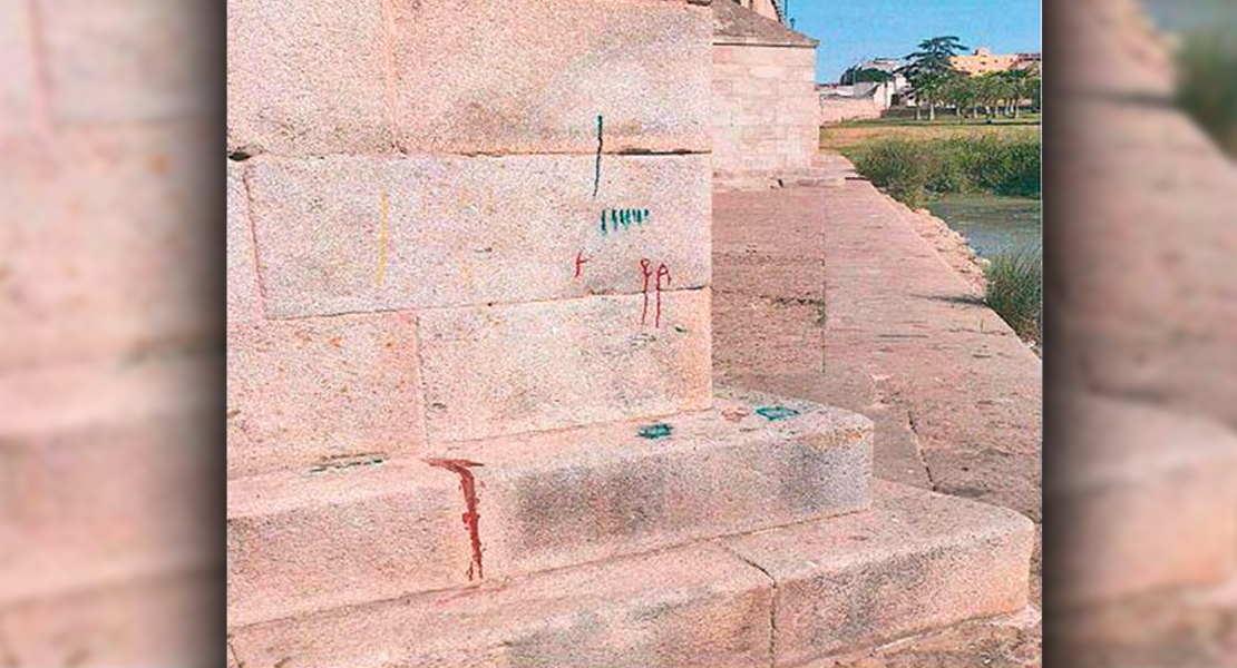 VOX solicita limpiar los grafitis que se encuentran en un tajamar del Puente de Palmas (Badajoz)