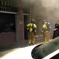 Un incendio afecta a varios establecimientos comerciales en San Fernando (Badajoz)