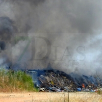 Los Bomberos actúan en un incendio en un centro de reciclaje en la pedanía pacense de Gévora