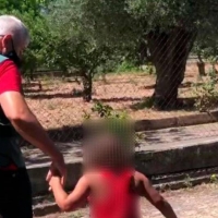La Guardia Civil rescata a una niña abandonada en mitad de la carretera