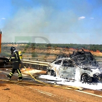 Un incendio calcina un vehículo en la N-630 (Badajoz)