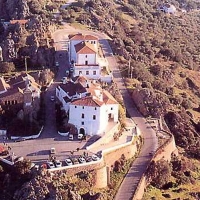 Un menor hospitalizado tras una caída de altura en la subida al Santuario de la Montaña (Cáceres)