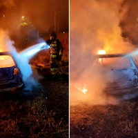 Los Bomberos de Badajoz actúan en un incendio de vehículo durante la madrugada