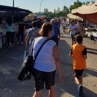 La Policía denuncia varios puestos del Mercadillo de Mérida por no limpiar su zona