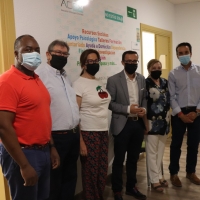 El presidente de la Diputación visita la nueva sede de la Asociación Oncológica Extremeña