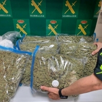 Un vehículo avisa a otro de un control, pero la Guardia Civil los detiene poco después