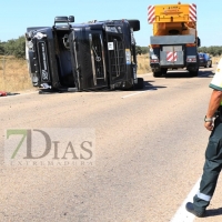 Corte en la carretera Cáceres/Badajoz por el vuelco de un tráiler