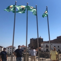 El Ayuntamiento invita a los cacereños a teñir la ciudad de verde