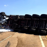 Cortan la carretera EX-110 tras accidentarse un tráiler