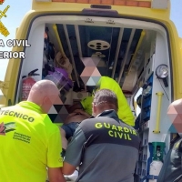 La Guardia Civil rescata a un hombre tras caerle dos depósitos con 1.000 litros de agua